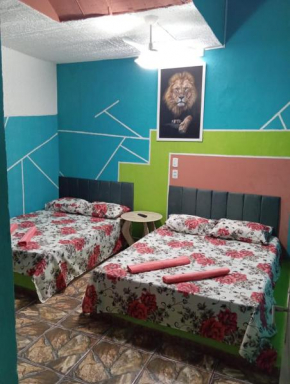 Quarto, garagem, portão automático, banheiro, wi-fi, tv, frigobar e ventilador de teto